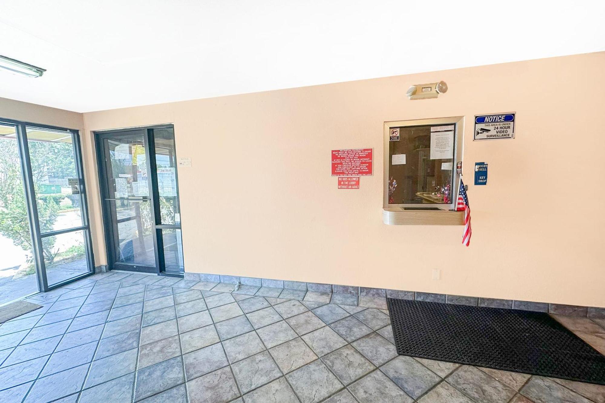 Luxury Inn By Oyo Albany Exterior photo