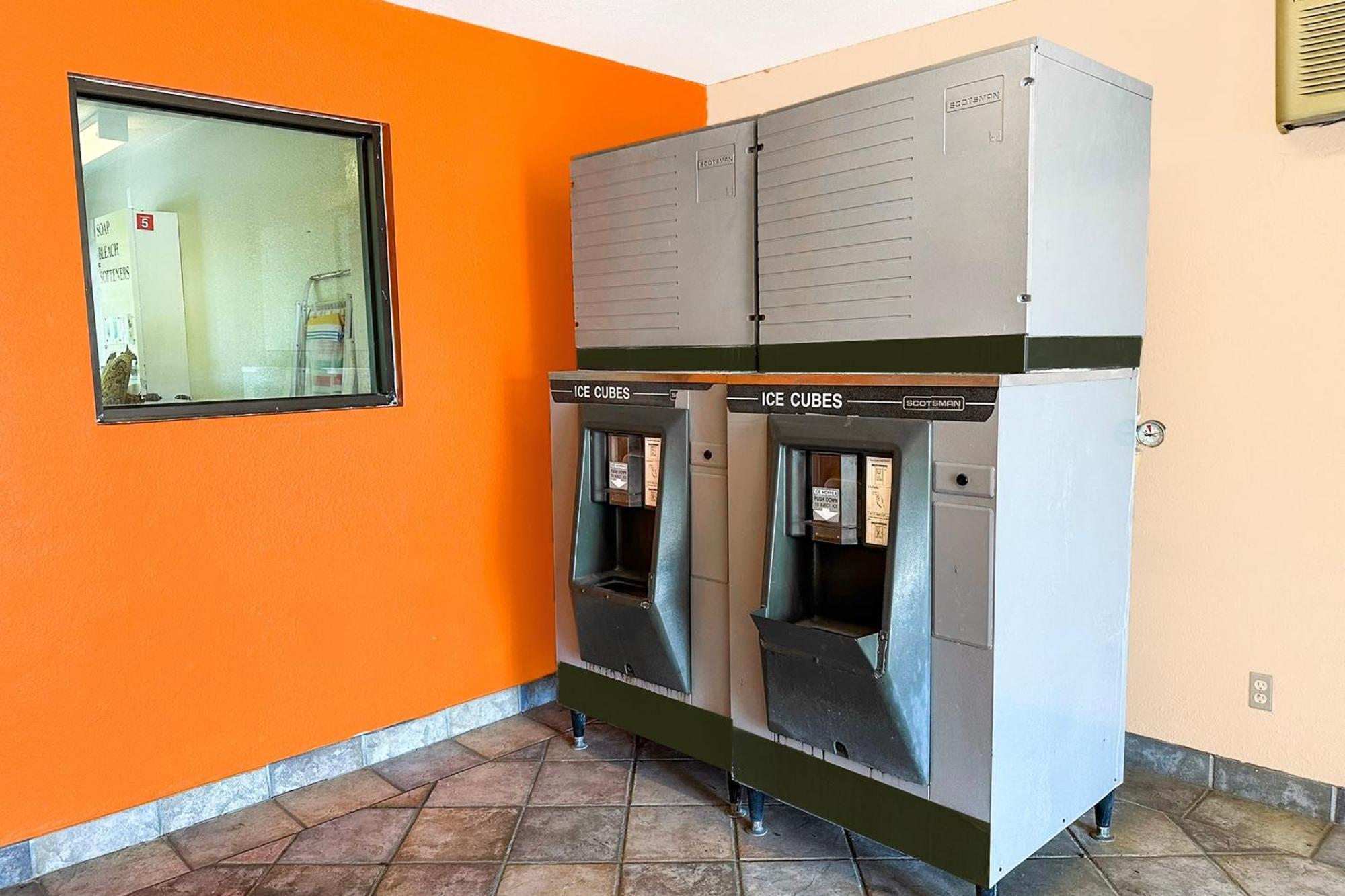 Luxury Inn By Oyo Albany Exterior photo