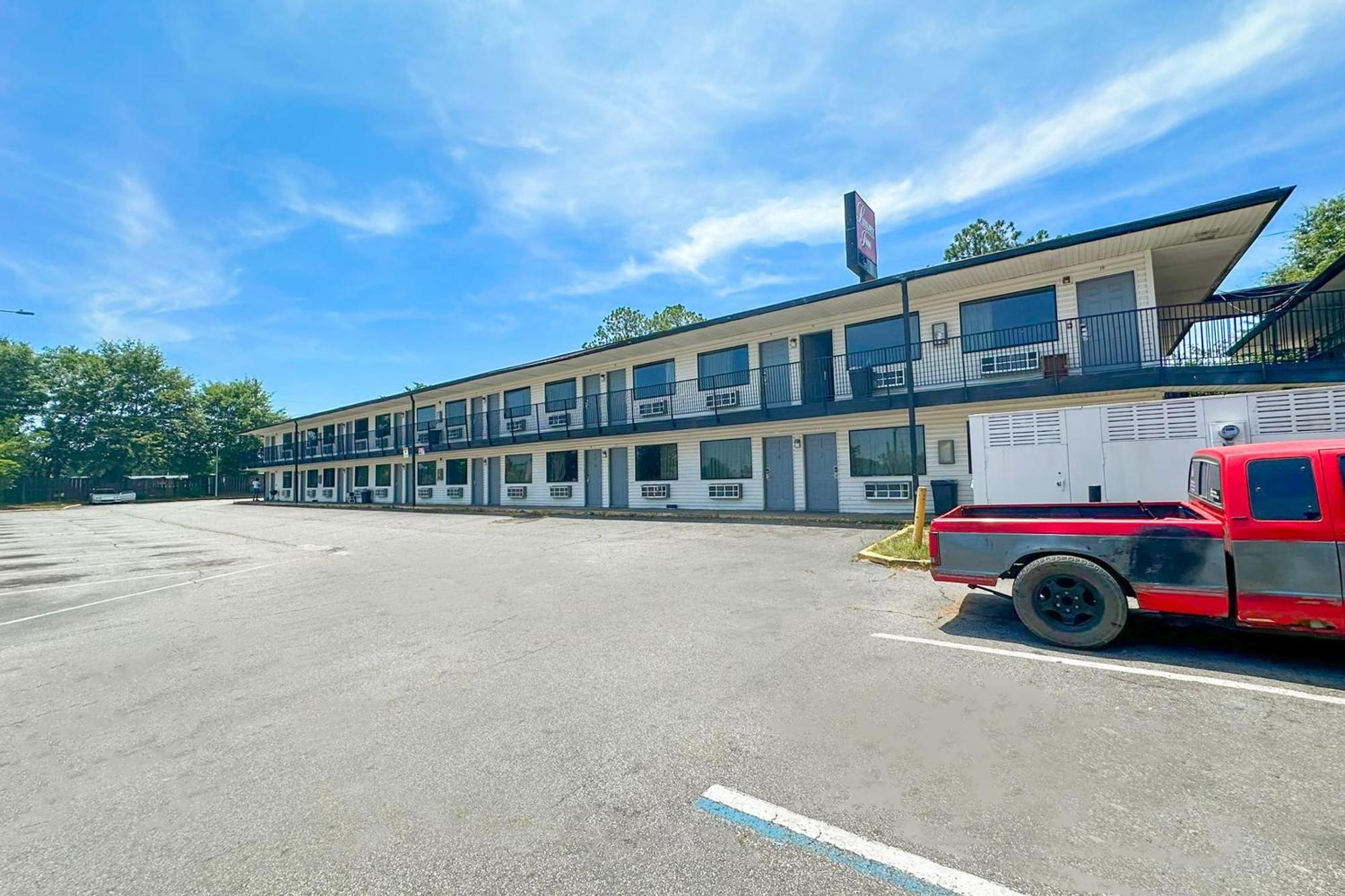 Luxury Inn By Oyo Albany Exterior photo