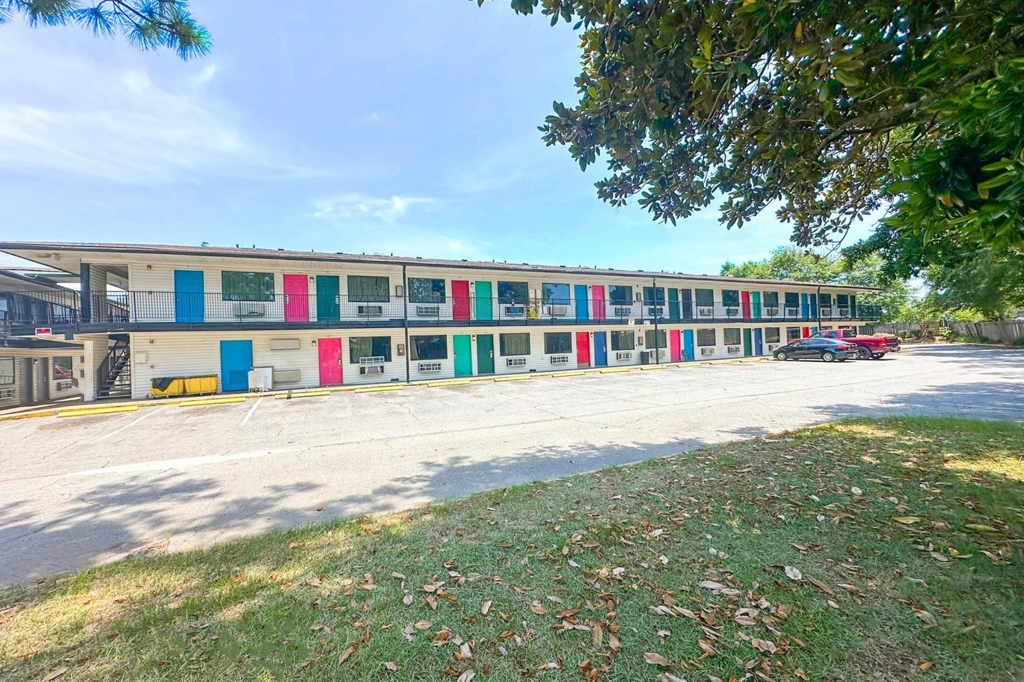 Luxury Inn By Oyo Albany Exterior photo